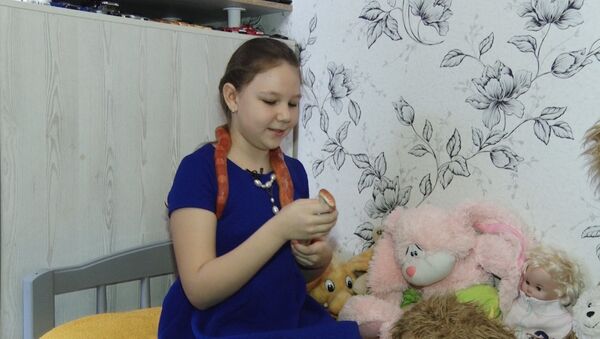 Недетские игрушки: школьница из России играет со змеями - Sputnik Южная Осетия