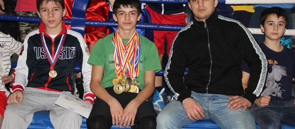 Тренер Ацамаз Дзигоев с воспитанником Гурамом Гагиевым Тренер Ацамаз Дзигоев с воспитанником Гурамом Гагиевым - Sputnik Южная Осетия