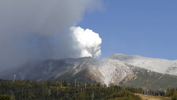 В Японии при извержении вулкана и сходе лавины погиб человек - Sputnik Южная Осетия