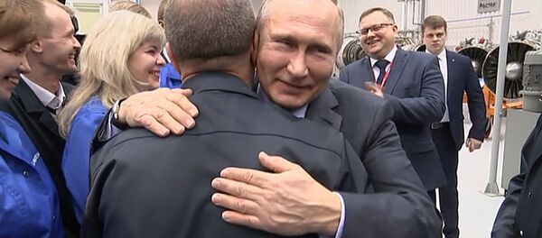 Путин предложил расцеловать рабочего за вопрос о наградах для предприятий - Sputnik Южная Осетия