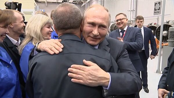 Путин предложил расцеловать рабочего за вопрос о наградах для предприятий - Sputnik Южная Осетия