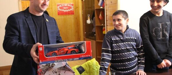 Спикер парламента устроил культурный отдых детям-сиротам Спикер парламента устроил культурный отдых детям-сиротам - Sputnik Южная Осетия