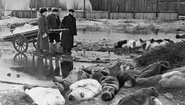 Мужчины хоронят умерших в дни блокады в Ленинграде - Sputnik Южная Осетия