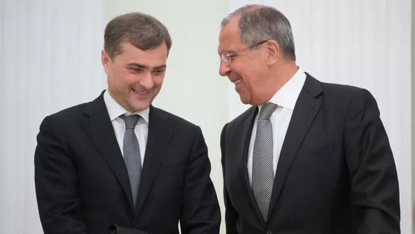 Министр иностранных дел РФ Сергей Лавров (справа) и помощник президента России Владислав Сурков - Sputnik Южная Осетия