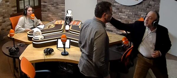 Николай Сванидзе подрался с Максимом Шевченко на Радио КП Николай Сванидзе подрался с Максимом Шевченко на Радио КП - Sputnik Южная Осетия