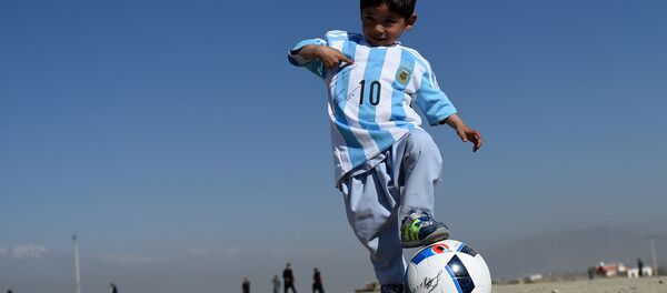 5-летний афганский мальчик Муртаза Ахмади с футбольным мячом 5-летний афганский мальчик Муртаза Ахмади с футбольным мячом - Sputnik Южная Осетия