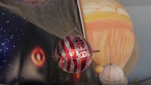 Галактика из подручных средств: как пенсионер построил дома собственный планетарий - Sputnik Южная Осетия