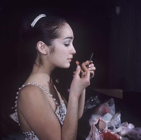Балерина Гюзель Апанаева наносит макияж, 1970 год - Sputnik Южная Осетия