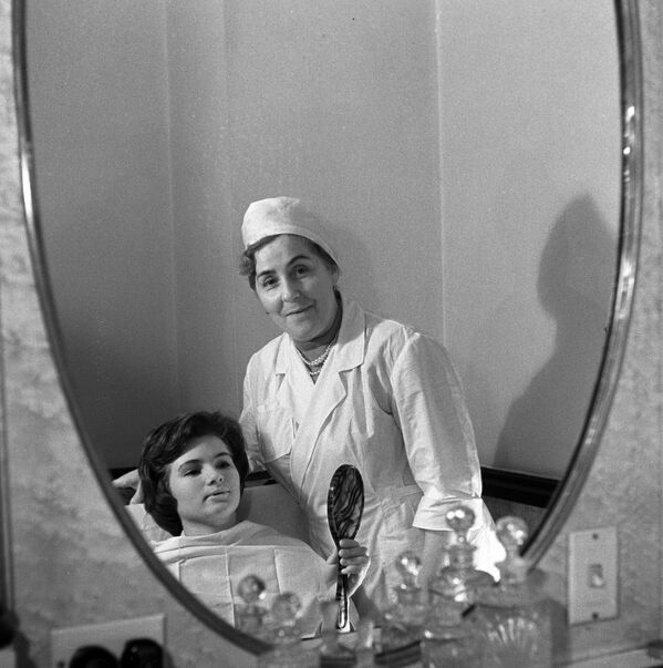 Салон-парикмахерская в гостинице Украина: мастер-косметолог и клиентка, 1963 год - Sputnik Южная Осетия