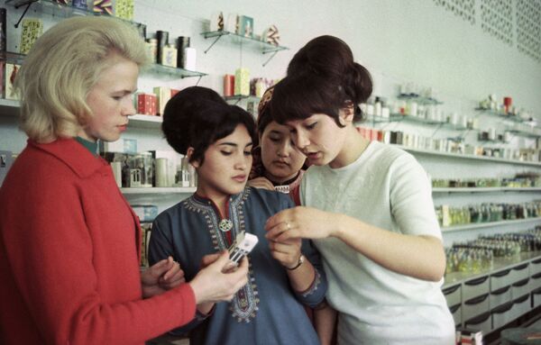 В торговом зале нового универсального магазина, открывшегося в Ашхабаде, Туркменская ССР, 1968 год - Sputnik Южная Осетия