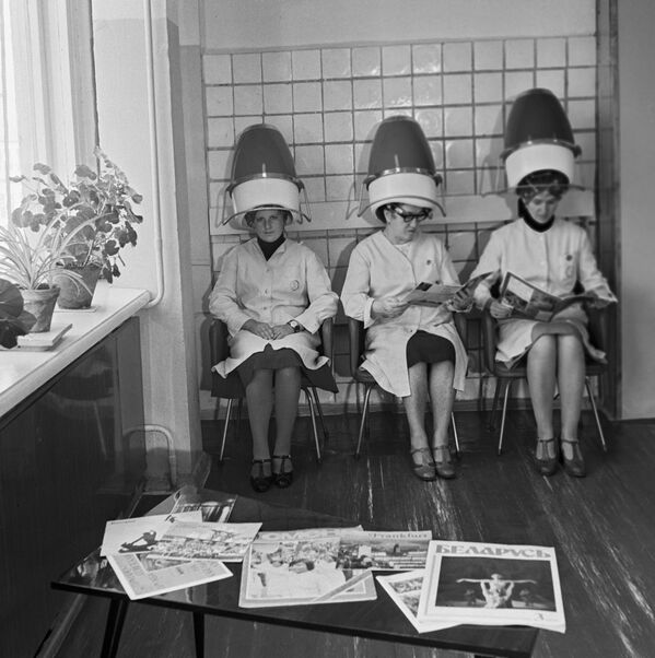Женщины сидят в парикмахерской под сушилками для волос, 1980 год - Sputnik Южная Осетия