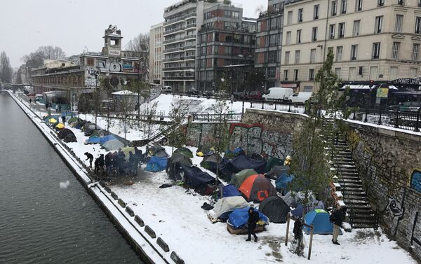 Как в Париже переживают непогоду мигранты - Sputnik Южная Осетия