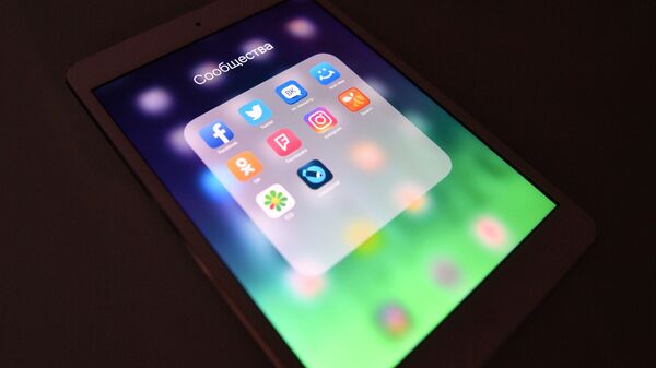 Иконки социальных сетей на экране смартфона - Sputnik Южная Осетия