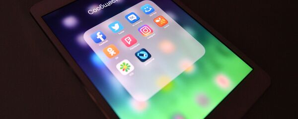 Иконки социальных сетей на экране смартфона Иконки социальных сетей на экране смартфона - Sputnik Южная Осетия