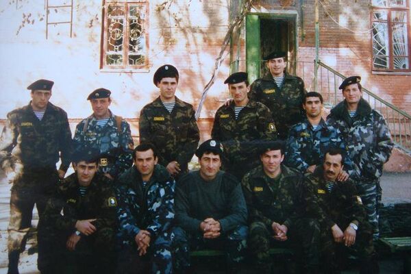 Алексей Чибиров (второй справа в нижнем ряду) с бойцами ОМОН - Sputnik Южная Осетия