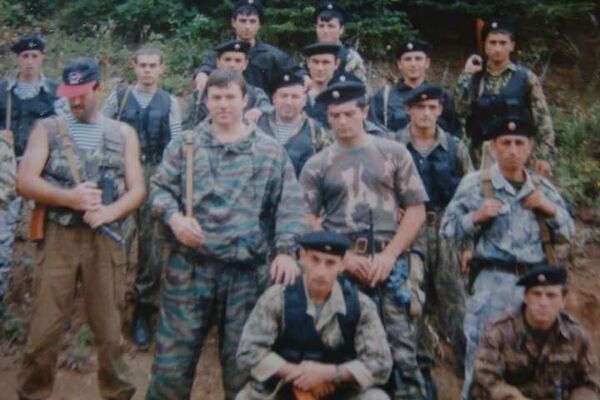 Алексей Чибиров (второй слева в среднем ряду) с бойцами ОМОН - Sputnik Южная Осетия