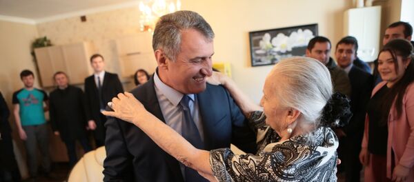 Анатолий Бибилов поздравил Людмилу Галаванову с Днем рождения Анатолий Бибилов поздравил Людмилу Галаванову с Днем рождения - Sputnik Южная Осетия