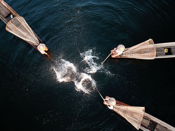 Снимок Рыбная ловля на реке фотографа Шуй Цинхуа, занявший 1-е место в номинации История (среди любителей) - Sputnik Южная Осетия