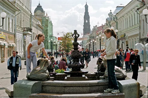 Улица Баумана в историческом центре Казани. Одна из самых старых улиц города. До революции называлась Богоявленской в честь расположенного здесь собора Улица Баумана в историческом центре Казани. Одна из самых старых улиц города. До революции называлась Богоявленской в честь расположенного здесь собора - Sputnik Южная Осетия