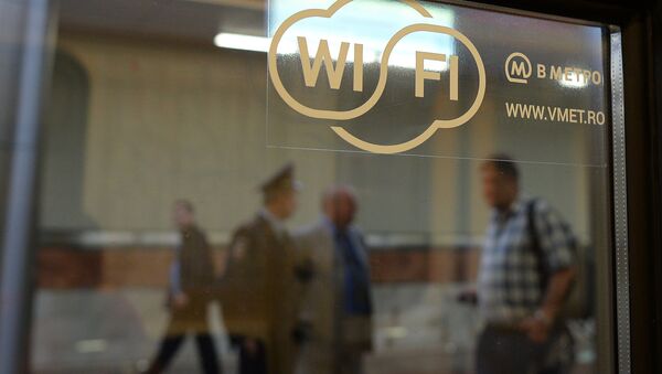 Наклейка на окне поезда метро, обозначающая возможность доступа к интернету через сеть wi-fi - Sputnik Южная Осетия