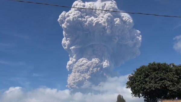 Пятикилометровый столб пепла: кадры извержения вулкана в Индонезии - Sputnik Южная Осетия