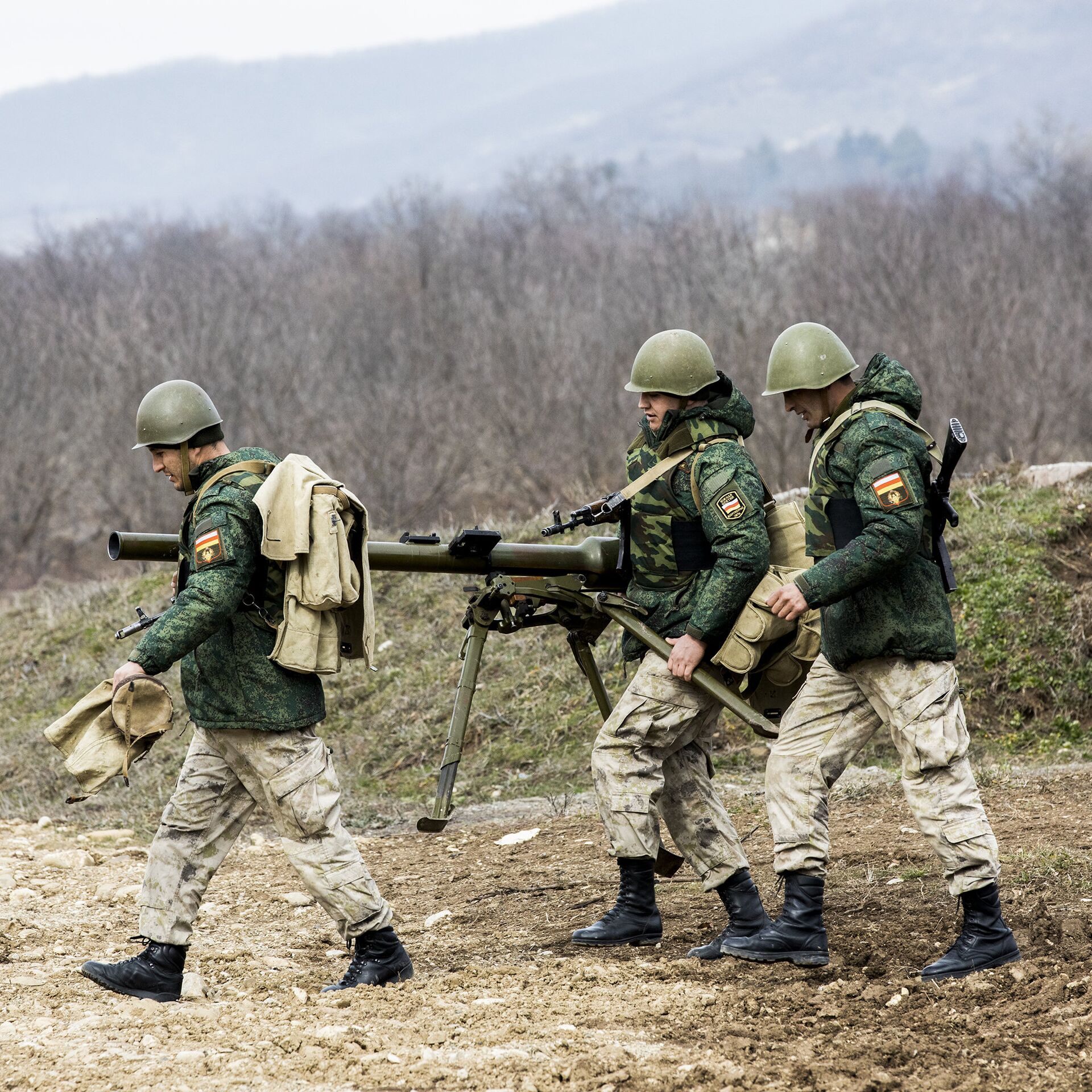 Войска южной осетии. Вооружённые силы Южной Осетии. Войска Осетии. Армия Южной Осетии форма. Показные учения.