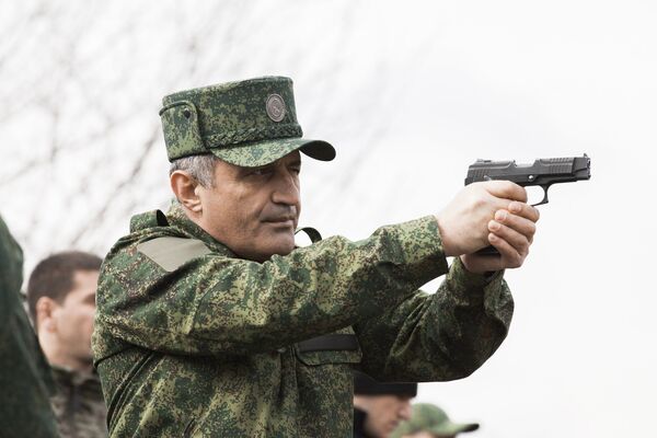 Президент произвел серию выстрелов из пистолета Ярыгина и АК-74, после чего оценил свой результат. - Sputnik Южная Осетия