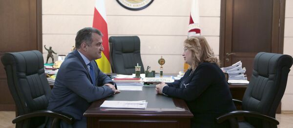 Встреча президента Южной Осетии с главой Верховного суда Встреча президента Южной Осетии с главой Верховного суда - Sputnik Южная Осетия