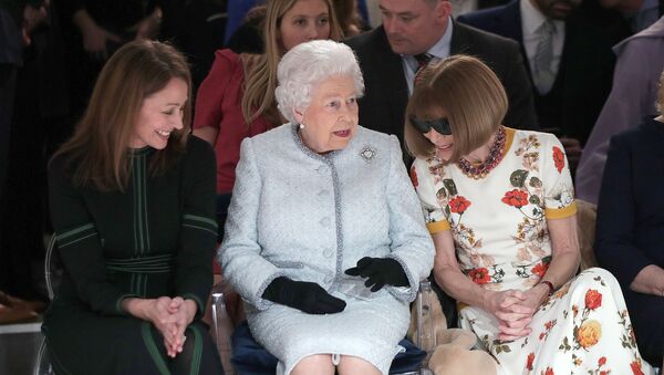 Королева Елизавета II на показе Недели моды в Лондоне, справа от нее - глава Британского модного совета Каролин Раш, слева - шеф-редактор Vogue Анна Винтур - Sputnik Южная Осетия