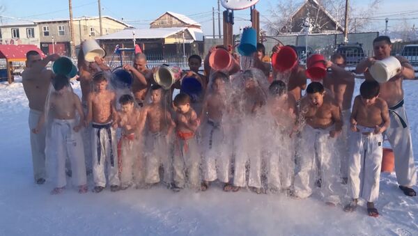 Якутские дети передали привет Ди Каприо, обливаясь водой на морозе - Sputnik Южная Осетия