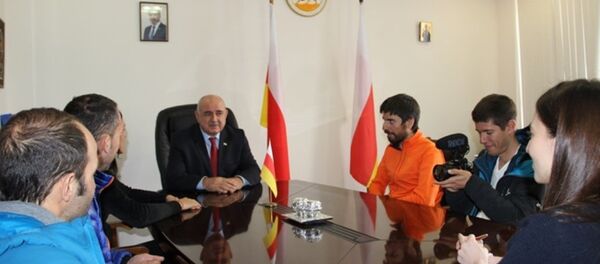 Дмитрий Медоев принял группу альпинистов-лыжников из Каталонии и Андорры - Sputnik Южная Осетия