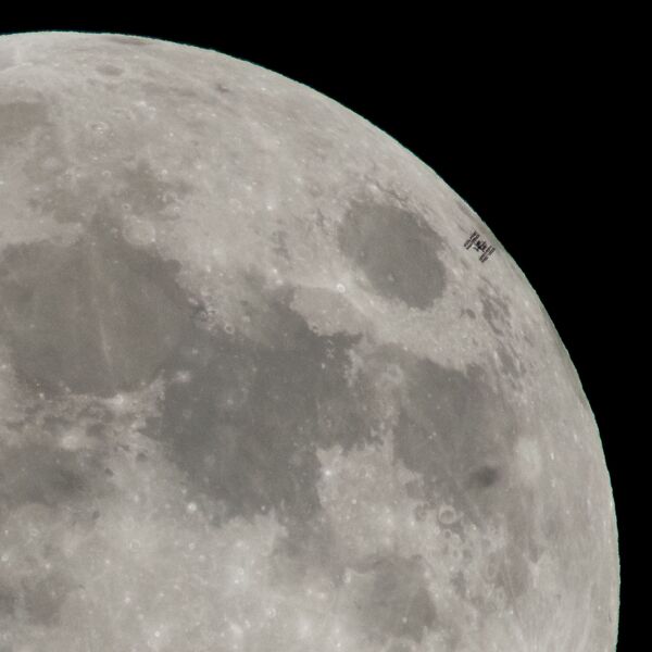 МКС на фоне Луны - Sputnik Южная Осетия
