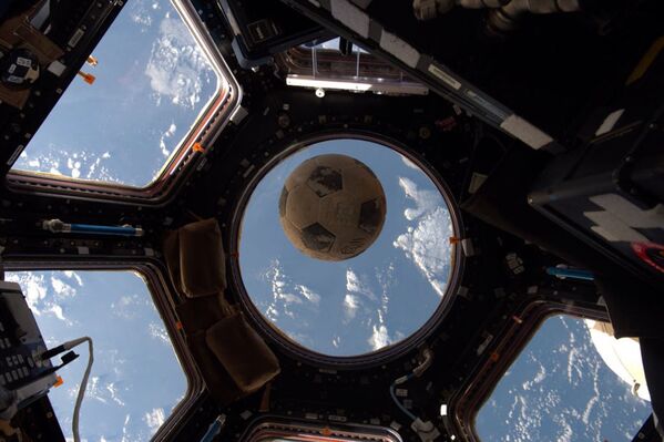 Футбольный мяч на борту МКС - Sputnik Южная Осетия