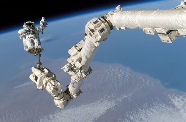 Астронавт Стивен Керн Робинсон в открытом космосе рядом с МКС - Sputnik Южная Осетия