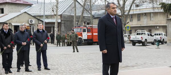 Возложение цветов к памятнику Скорбящий ангел Возложение цветов к памятнику Скорбящий ангел - Sputnik Южная Осетия