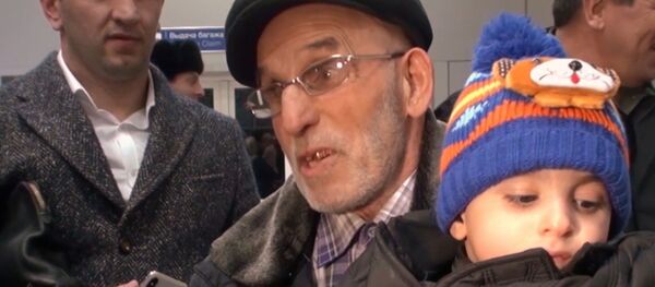 Найденного в Ираке мальчика передали родным в аэропорту Грозного - Sputnik Южная Осетия