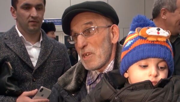 Найденного в Ираке мальчика передали родным в аэропорту Грозного - Sputnik Южная Осетия