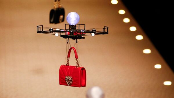 На показе Dolce&Gabbana на подиум выпустили дроны с сумочками‍ - Sputnik Южная Осетия