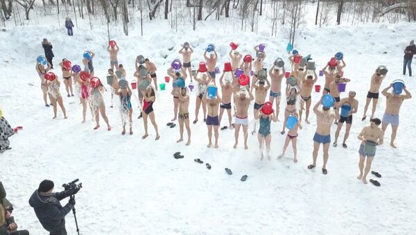 Моржи Новокузнецка: люди обливались холодной водой в 15-градусный мороз - Sputnik Южная Осетия