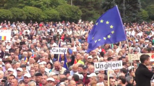 Спутник_Участники антиправительственного митинга в Кишиневе размахивали флагами ЕС - Sputnik Южная Осетия