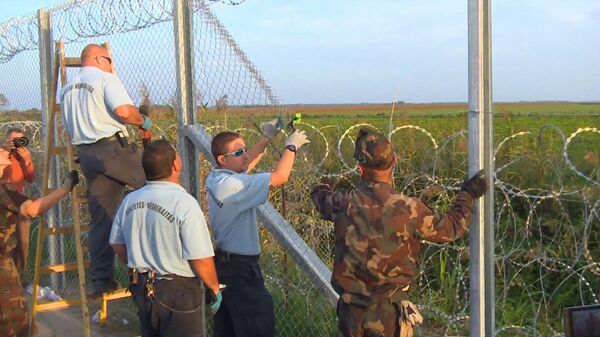 СПУТНИК_Колючая проволока и забор: Венгрия перекрыла лазейку в Европу для беженцев - Sputnik Южная Осетия