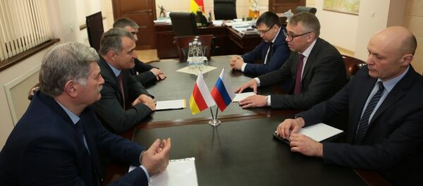 Встреча с заместителем Министра Российской Федерации по делам Северного Кавказа Игорем Кошиным Встреча с заместителем Министра Российской Федерации по делам Северного Кавказа Игорем Кошиным - Sputnik Южная Осетия