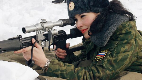 Участница финального этапа российского Всеармейского конкурса Красавица в погонах во время стрельбы - Sputnik Южная Осетия