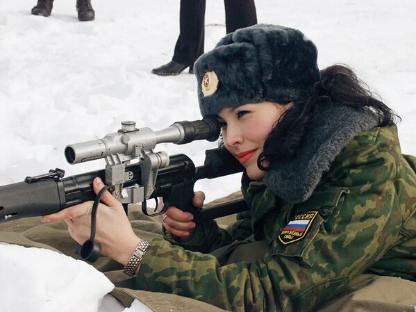 Участница финального этапа российского Всеармейского конкурса Красавица в погонах во время стрельбы - Sputnik Южная Осетия