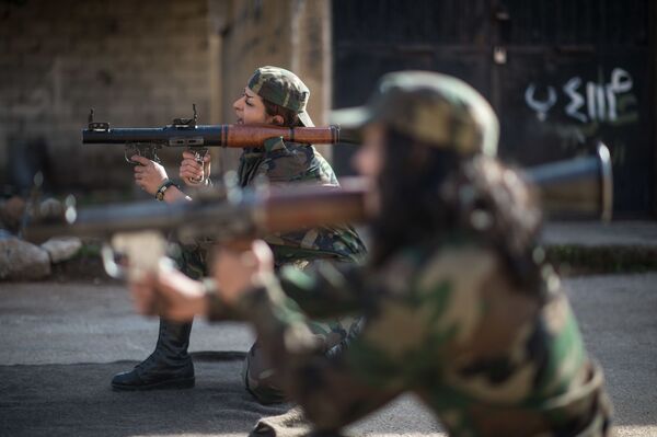 Сирийские добровольцы на занятиях в 130-й учебной бригаде в пригороде Дамаска - Sputnik Южная Осетия