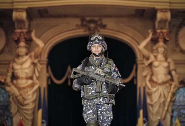 Женщина-солдат румынской армии - Sputnik Южная Осетия