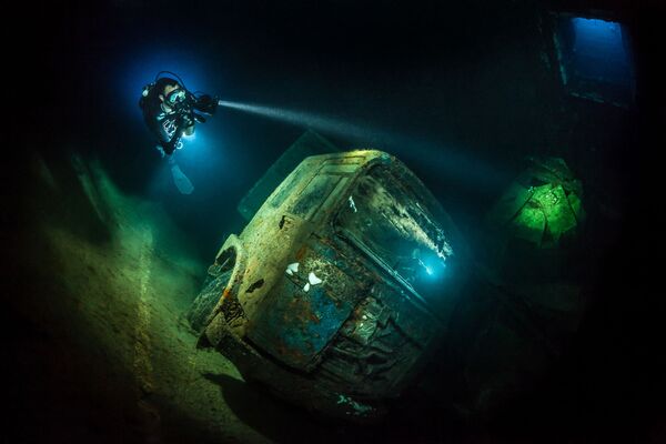 Снимок TRUCK-NOBIA немецкого фотографа Tobias Friedrich, занявший третье место в категории Wrecks в конкурсе подводной фотографии 2018 Underwater Photographer of the Year - Sputnik Южная Осетия