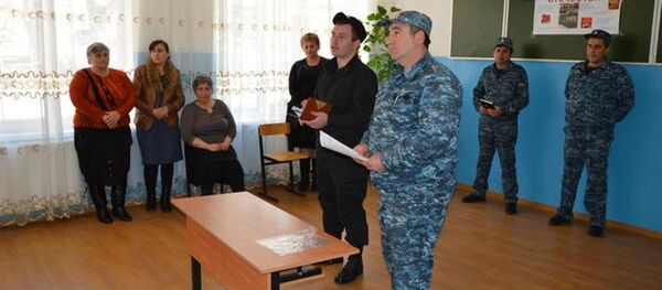 Участковые МВД Южной Осетии во время встречи с жителями Цхинвала Участковые МВД Южной Осетии во время встречи с жителями Цхинвала - Sputnik Южная Осетия