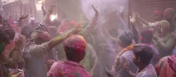 Краски жизни: фестиваль весны Холи празднуют на севере Индии и в ОАЭ Краски жизни: фестиваль весны Холи празднуют на севере Индии и в ОАЭ - Sputnik Южная Осетия
