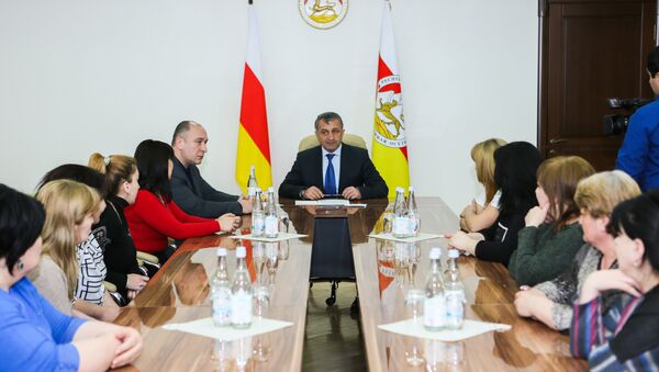 Президент Южной Осетии Анатолий Бибилов пообещал трудоустроить сотрудников бывшей психбольницы - Sputnik Южная Осетия